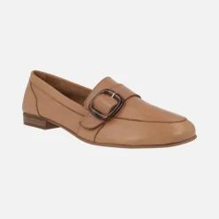 Mocasines en piel camel con adorno de hebilla