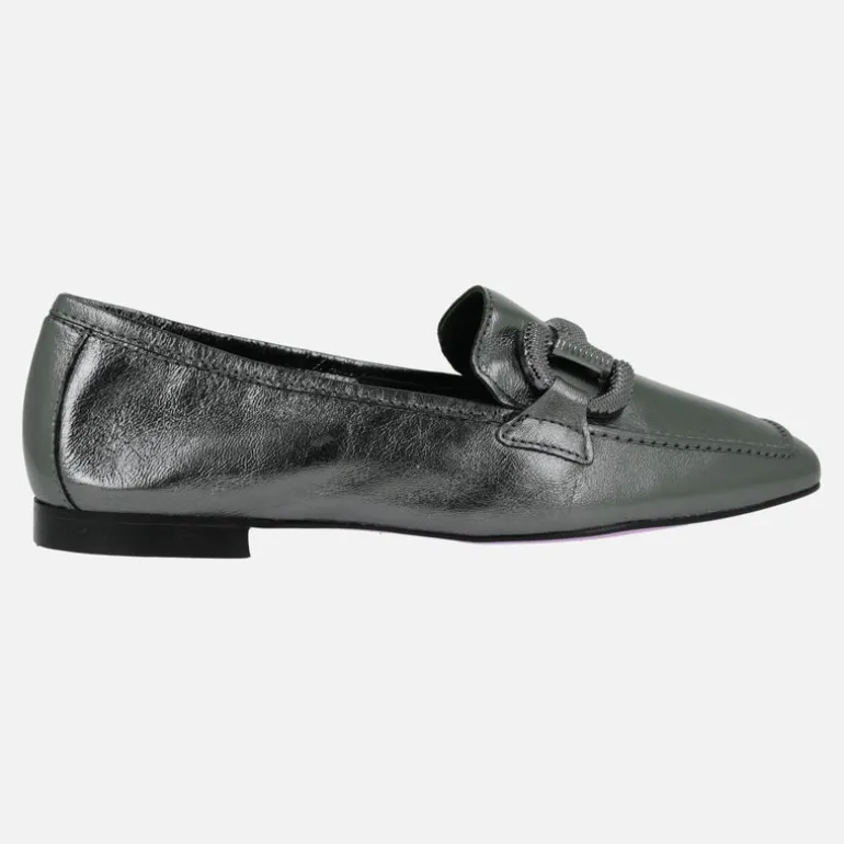 Mocasines en piel metalizada color acero con adorno