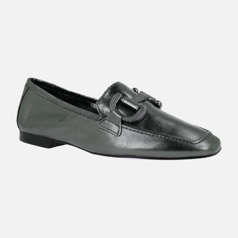 Mocasines en piel metalizada color acero con adorno