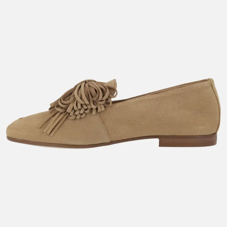 Mocasines en serraje camel con lazo multi tiras en la pala