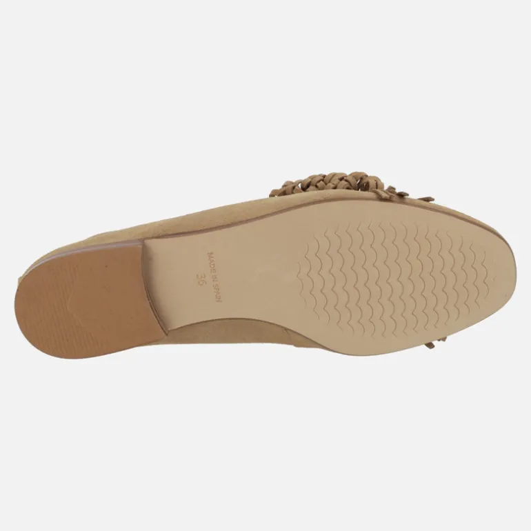 Mocasines en serraje camel con lazo multi tiras en la pala