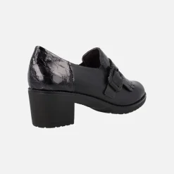 Mocasines negros con copete de flecos y tira con hebilla