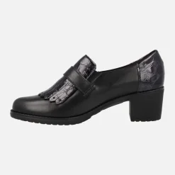 Mocasines negros con copete de flecos y tira con hebilla