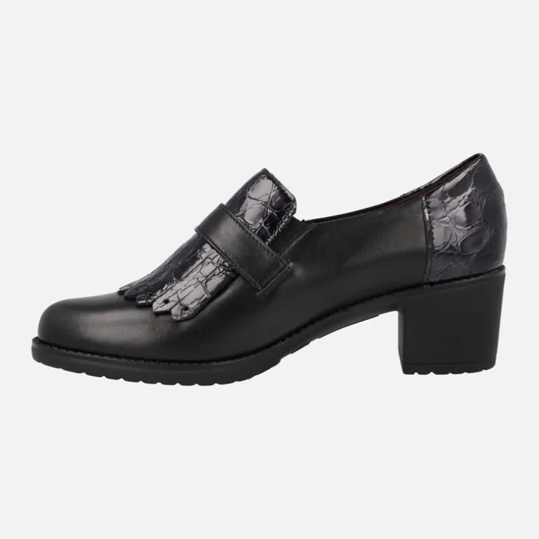 Mocasines negros con copete de flecos y tira con hebilla