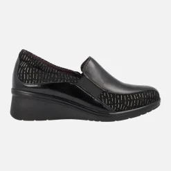 Mocasines negros con elásticos y detalles en estampado plata