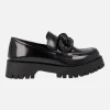 Mocasines negros con piso track y adorno de cadena