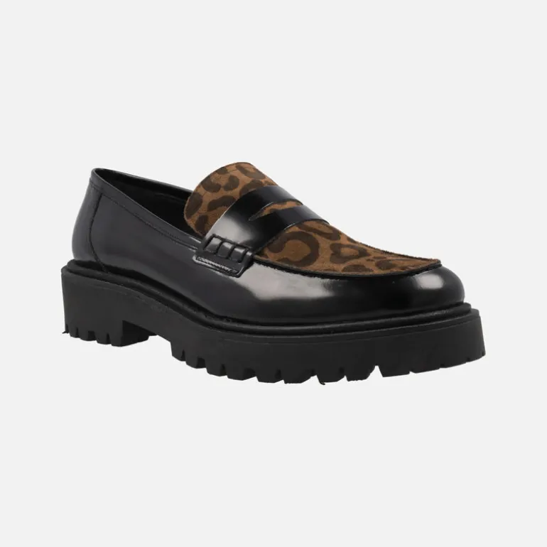 Mocasines negros con piso track y pala en leopardo