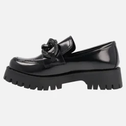 Mocasines negros con piso track y adorno de cadena