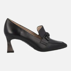 Mocasines negros con punta fina y adorno