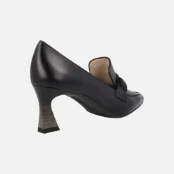 Mocasines negros con punta fina y adorno