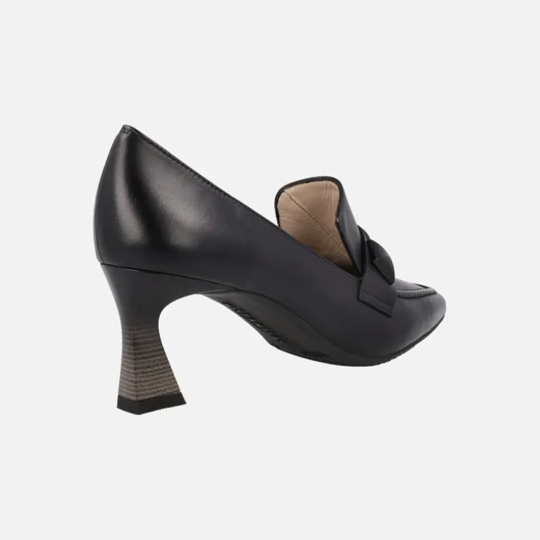 Mocasines negros con punta fina y adorno