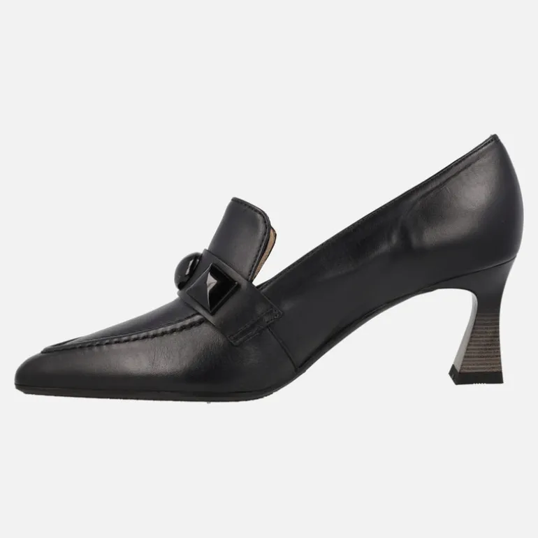 Mocasines negros con punta fina y adorno