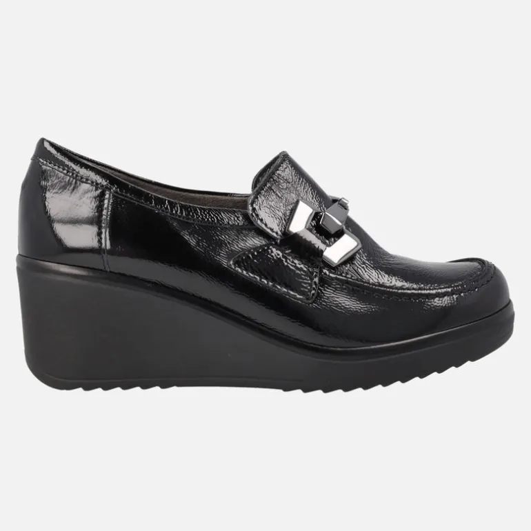 Mocasines negros de charol con cuña alta y adorno metálico