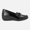 Mocasines negros de charol con cadena y cuña baja de goma