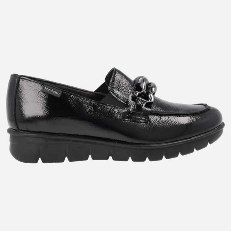 Mocasines negros de charol con adorno de cadena