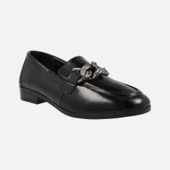 Mocasines negros de charol para mujer con adorno de cadena