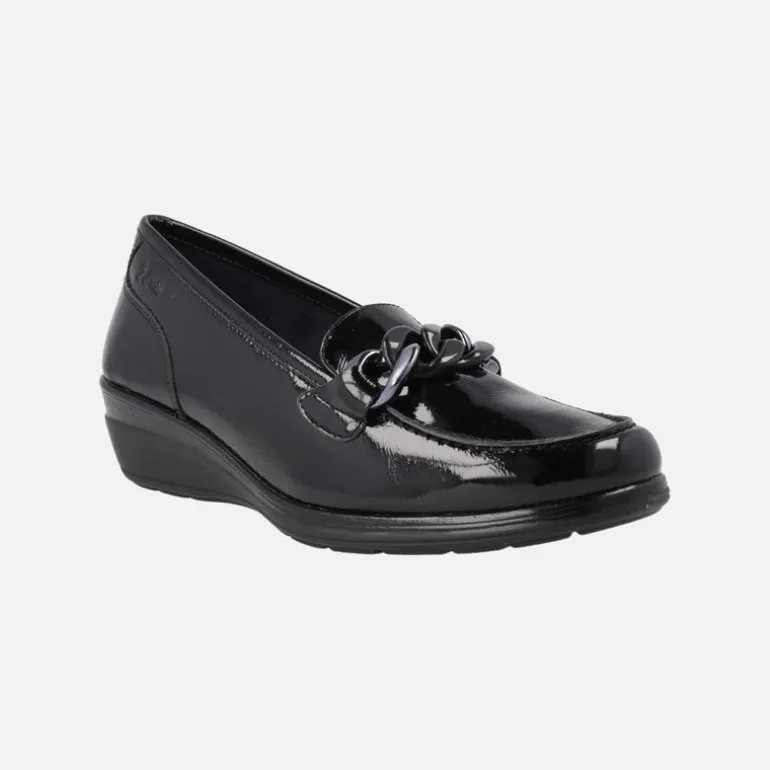 Mocasines negros de charol con cadena y cuña baja de goma
