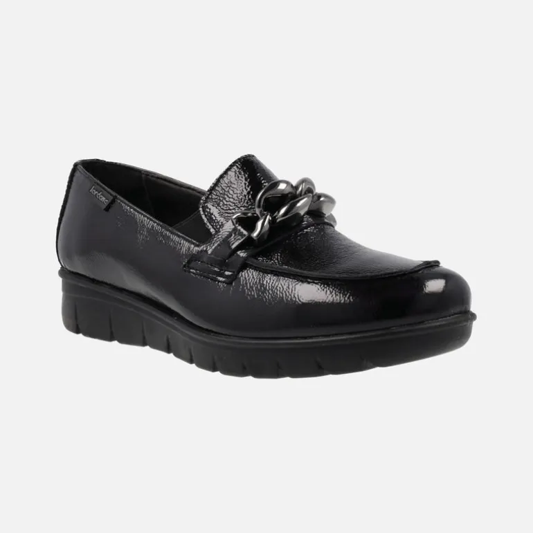 Mocasines negros de charol con adorno de cadena