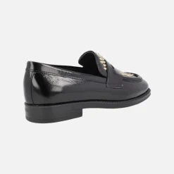 Mocasines negros de charol con tachas doradas en la pala New Mimi