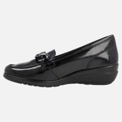 Mocasines negros de charol con cadena y cuña baja de goma