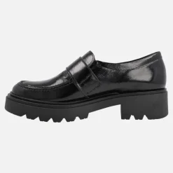 Mocasines negros de charol con adorno de hebilla y piso track