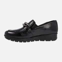 Mocasines negros de charol con adorno de cadena