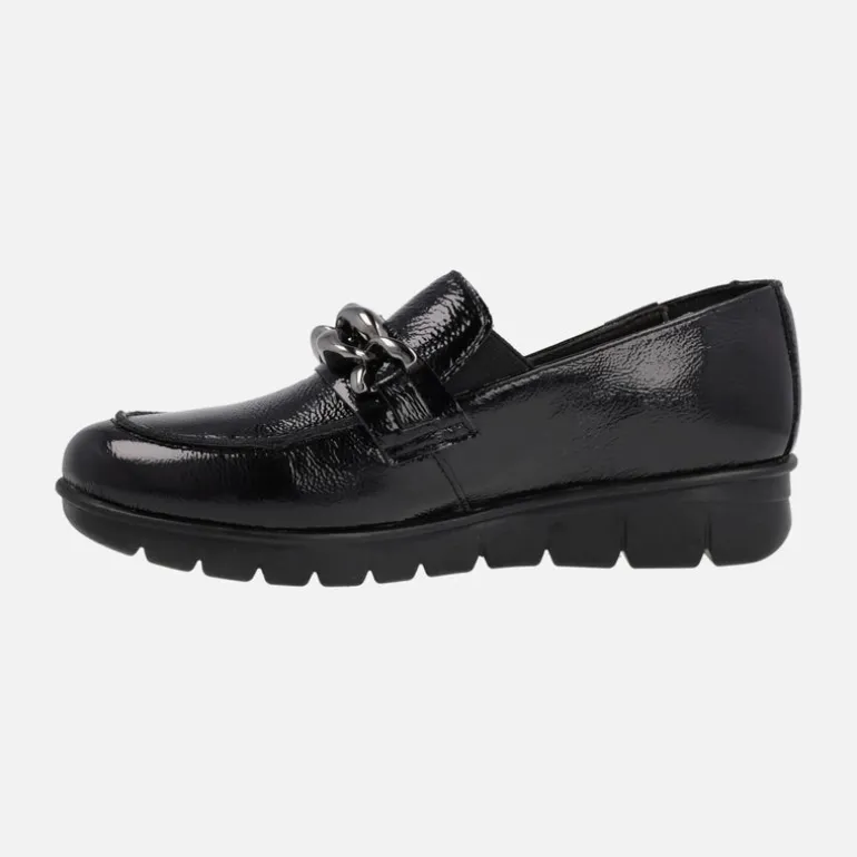 Mocasines negros de charol con adorno de cadena