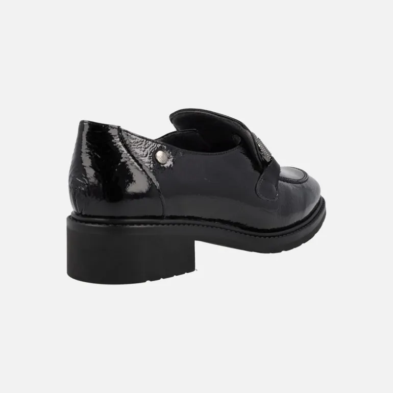 Mocasines negros de charol con adorno metálico