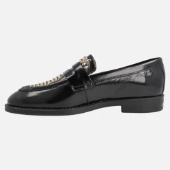 Mocasines negros de charol con tachas doradas en la pala New Mimi