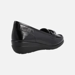Mocasines negros de charol con cadena y cuña baja de goma