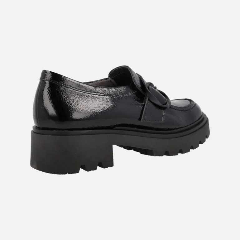 Mocasines negros de charol con adorno de hebilla y piso track