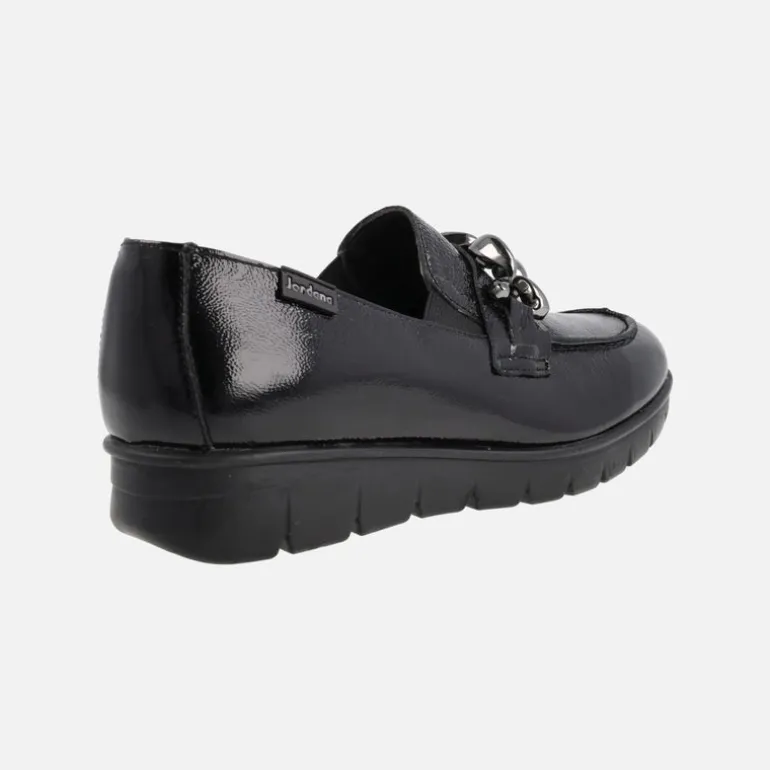 Mocasines negros de charol con adorno de cadena