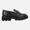 Mocasines negros de piel con adorno dorado y piso track Carmela
