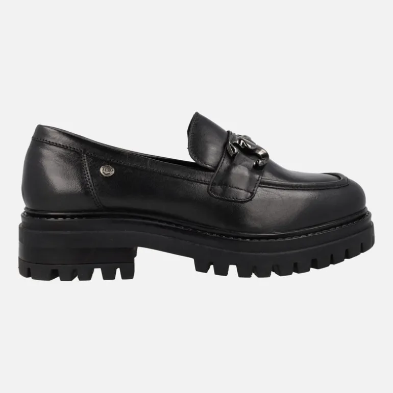 Mocasines negros de piel con adorno metálico y piso track
