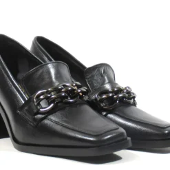 Mocasines negros de piel con adorno de cadena Aloise