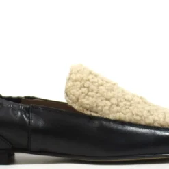 Mocasines negros de piel con copete de pelo