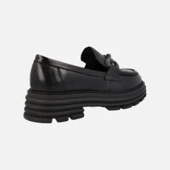Mocasines negros de piel Noela con adorno metálico