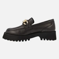 Mocasines negros de piel con cadena dorada y piso track para mujer