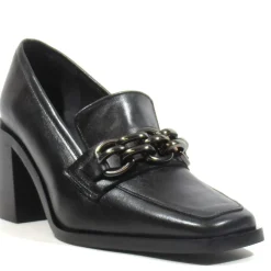 Mocasines negros de piel con adorno de cadena Aloise