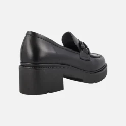 Mocasines negros de piel con adorno en la pala y piso track