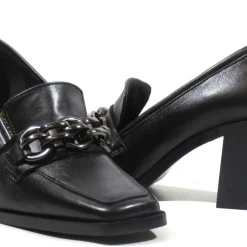 Mocasines negros de piel con adorno de cadena Aloise