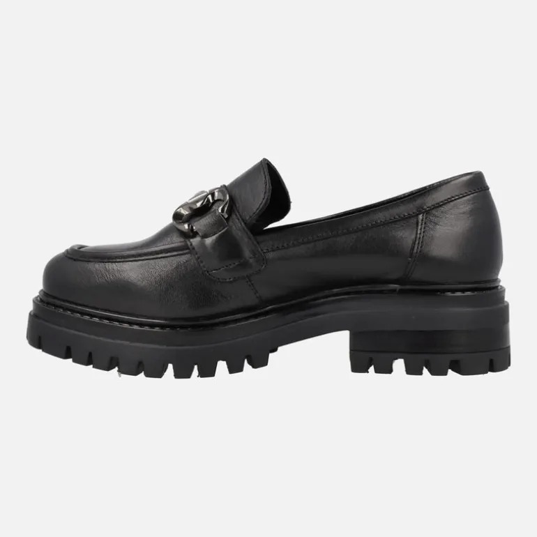 Mocasines negros de piel con adorno metálico y piso track