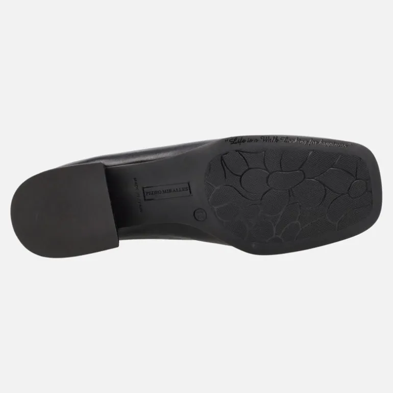 Mocasines negros de piel Texas con adorno dorado y vivo marrón