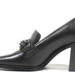 Mocasines negros de piel con adorno de cadena Aloise