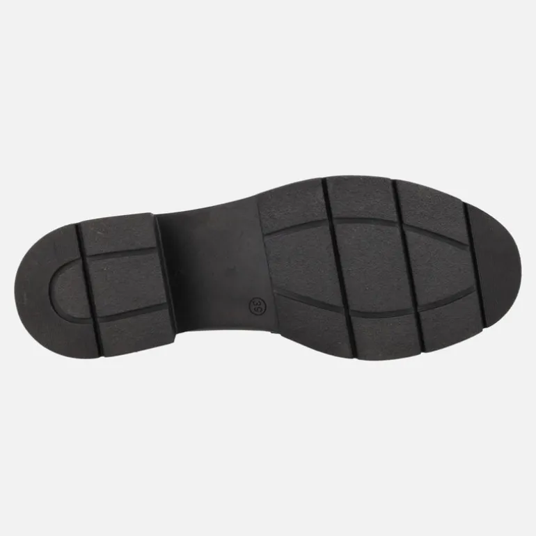 Mocasines negros de piel con adorno en la pala y piso track