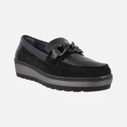 Mocasines negros en combinado de piel y serraje con adorno de cadena