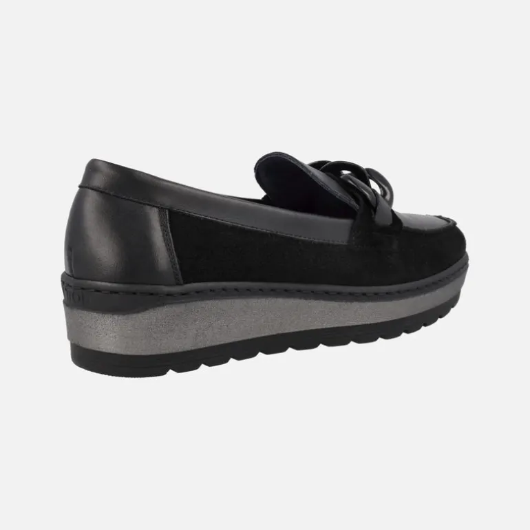 Mocasines negros en combinado de piel y serraje con adorno de cadena