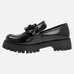 Mocasines negros para mujer con piso track y adorno en la pala