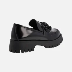 Mocasines negros para mujer con piso track y adorno en la pala