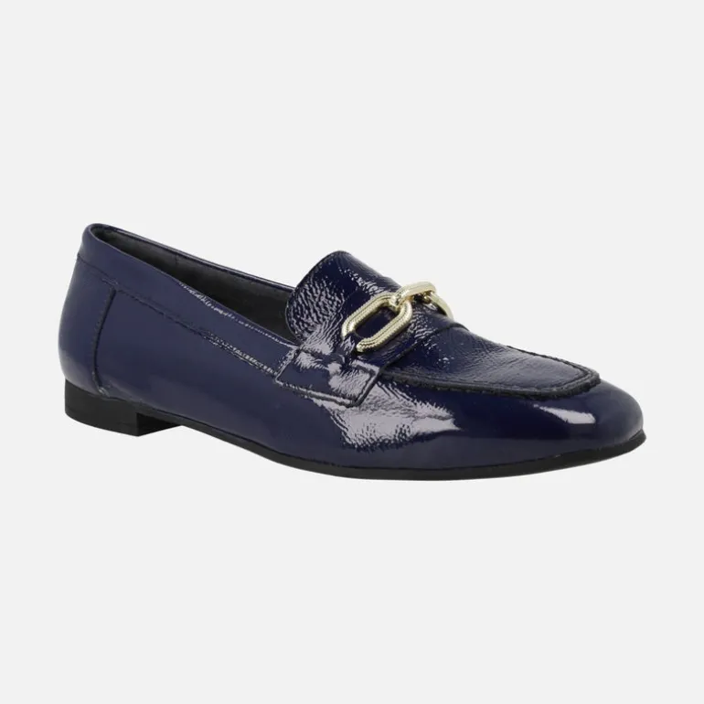Mocasines planos de charol con adorno de cadena dorada